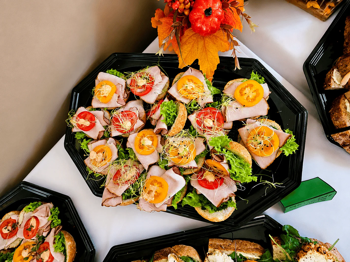 Przekąski na catering firmowy gdynia Przekąski na półmisku przygotowane na catering firmowy w gdyni
